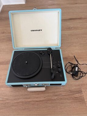 Crosley Portable Suitcase Turntable / Record Player in Light Blue and Black